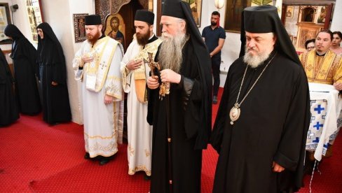 SVETLOST VERE U MRAKU BRATSKOG KRVOPROLIĆA: Mitropolit Joanikije služio liturgiju u Cetinjskom manastiru