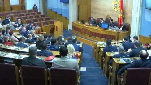 SKANDAL U PODGORICI: U Parlamentu Crne Gore izglasana Rezolucija o genocidu Srebrenici