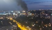 ГУСТИ ЦРНИ ДИМ НАД БЕОГРАДОМ: Бесни пожар у Милитина Миланковића, ватрогасци се боре са пламеном!