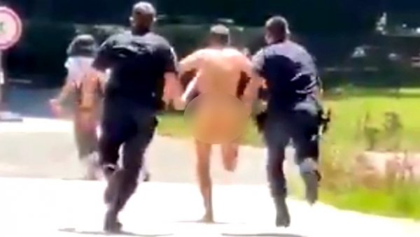 НЕВЕРОВАТАН СНИМАК ИЗ СПЛИТА: Потпуно наг мушкарац трчао кроз град, полицајци никако да га савладају (ВИДЕО)