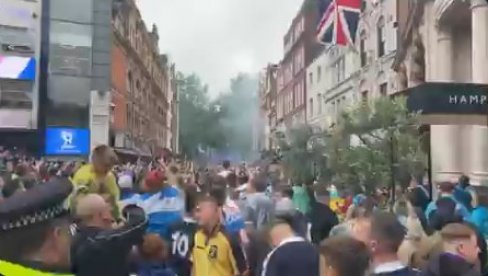 ENGLEZI U PANICI: Na hiljade Škota okupiralo London, velike policijske snage na ulicama (VIDEO)