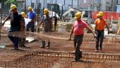 TEŠKO JE, ALI IZDRŽAVAMO: Radnici rade na gradilištima i po visokim temperaturama