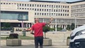ФОТОГРАФИЈА О КОЈОЈ БРУЈЕ ДРУШТВЕНЕ МРЕЖЕ: Београђанин зауставио саобраћај испред Палате Србије, а разлог ће вас одушевити (ФОТО)