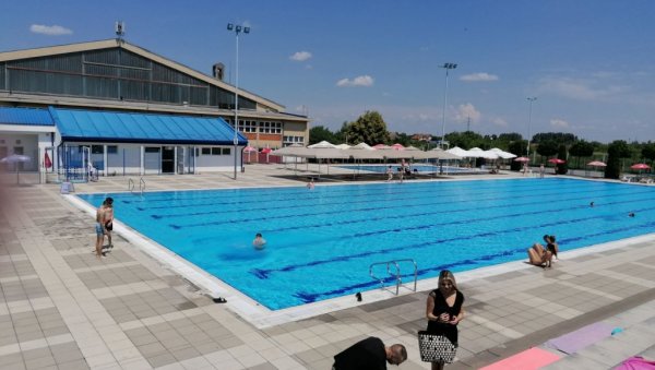 БЕСПЛАТНА ШКОЛА ПЛИВАЊА: Градски базен у Лозници отворио врата купалишта
