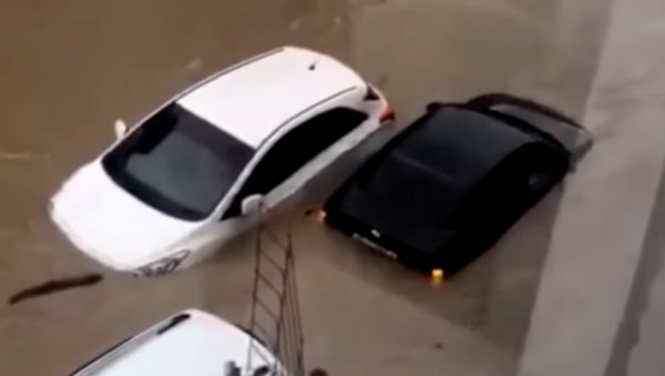 ОЛУЈА ПРОТУТЊАЛА НОВИМ САДОМ: Возила “пливају” потопљеним улицама (ВИДЕО)