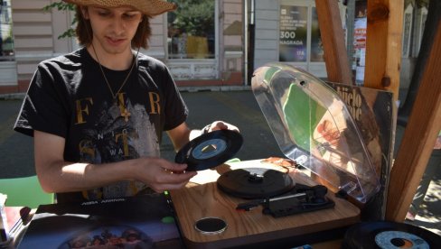 PRESEO IM DOLAZAK U KUMANOVO: Srpskim kolekcionarima na Balkanskom festivalu vinila oduzeo 500 starih ploča