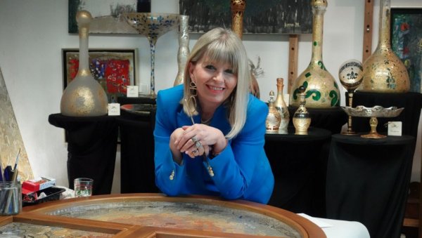 ЧАРОЛИЈА СТАКЛА И ЗЛАТНИХ НИТИ: Изложбом нове колекције Јелене Милошевић отворена манифестација Дани краљице Јелене Анжујске.