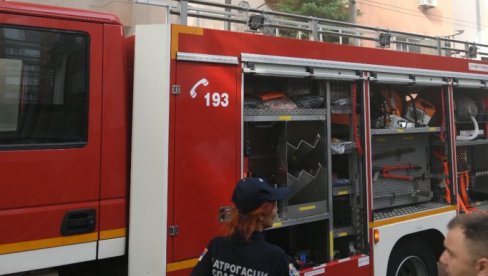 POŽAR U KRALJA MILANA: Planula vatra u stanu, na terenu pet vozila i 21 vatrogasac