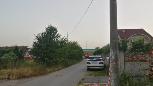 ФОТОГРАФИЈЕ СА ЛИЦА МЕСТА: Ужас у Сурчину - Мушкарац за кога се сумња да је погинуо и даље у септичкој јами, полиција затворила улицу!