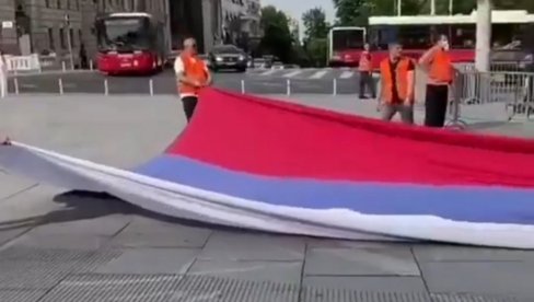 КУЧИ РАЗВУКЛИ ТРОБОЈКУ У БЕОГРАДУ: Одговор на срамну резолуцију (ВИДЕО)
