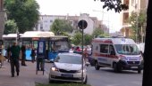 POVREĐEN BICIKLISTA: U saobraćajnoj nesreći na uglu Kosovske i Marka Miljanova u Novom Sadu