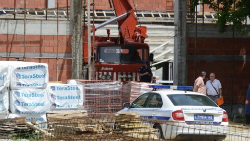 TRAGEDIJA U  KRALJEVU: Nastradao radnik (22) na gradilištu Osnovne škole, drugi prevezen u bolnicu (FOTO)
