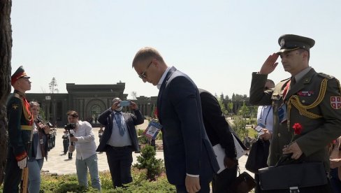 ZAHVALNOST HEROJIMA KOJI SU ZGAZILI HITLERA: Stefanović u Rusiji - Srbija nikada ne sme da zaboravi svoje čvrsto prijateljstvo sa Rusijom