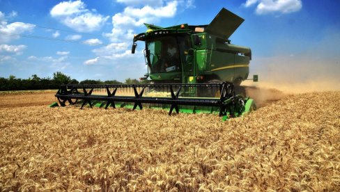 НЕСВАКИДАШЊА КРАЂА У КОМШИЛУКУ: Сео у комбајн, па са туђе њиве пожњео 35 тона пшенице
