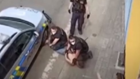 STRAVIČAN SNIMAK IZ ČEŠKE: Policajci ubili Roma - klečali mu na vratu, vlada kaže nema češkog Flojda (UZNEMIRUJUĆ VIDEO)