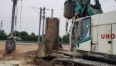 POČELA GRADNJA NADVOŽNJAKA: Mašine pripremaju teren za prelaz nad šinama u Batajnici, dug 285 metara