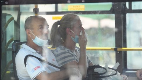 ВЕЋИНА БЕОГРАЂАНА ПОШТУЈЕ МЕРЕ У ПРЕВОЗУ: Млађи избегавају маске, а многима неиздрживо под заштитом у аутобусима без климе