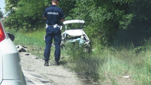 VATROGASCI SU GA IZVLAČILI IZ SMRSKANOG AUTOMOBILA: Slike jezive saobraćajne nesreće u Meljaku, na Ibarskoj magistrali! (FOTO)