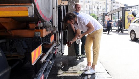 BEOGRAD SE BORI SA VISOKIM TEMPERATURAMA: Cisterne sa vodom na gradskim ulicama - 193 javne česme u funkciji
