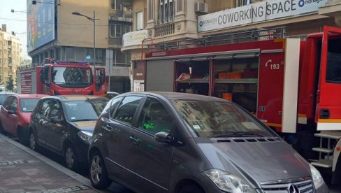 POŽAR U CENTRU BEOGRADA: Izgoreo magacin marketa - vatra oštetila tri sprata stambene zgrade