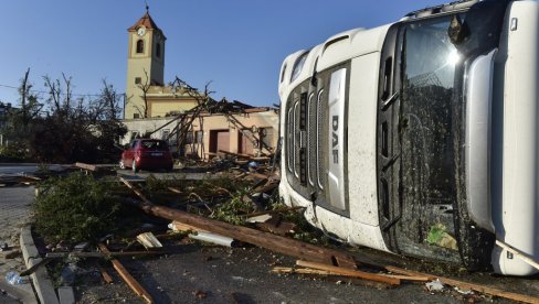 OVO JE PAKAO! Razorni tornado paralisao Češku, 200 povređenih, broje se žrtve (FOTO/VIDEO)