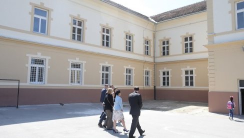 НОВИ ЖИВОТ ШКОЛЕ У БЕЛОЈ ЦРКВИ: Норвешка финансирала реконструкцију фасаде и опремање кабинета за информатику