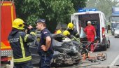 TEŠKA SAOBRAĆAJNA NESREĆA NA PUTU LEDINCI-RAKOVAC: Poginuo muškarac (55), nesrećnog čoveka izvlačili vatrogasci (FOTO)