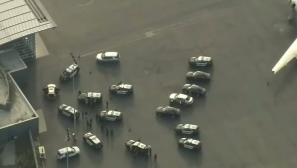 ПАНИКА У ЛОС АНЂЕЛЕСУ: Колима пробио ограду аеродрома, на хауби имао исписану збуњујућу поруку (ВИДЕО)