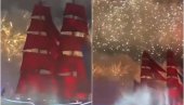 СПЕКТАКЛ НА НЕВИ: Пурпурна једра и величанствен ватромет у част матураната у Санкт Петербургу (ВИДЕО)