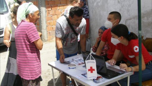 POMOĆ ROMSKOM STANOVNIŠTVU: U Zrenjaninu delili higijenske pakete i vakcinisali građane (FOTO)