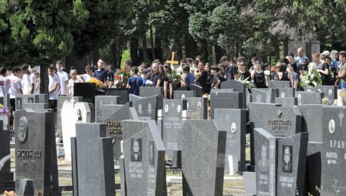 SUZE ZA MALIM MATURANTOM: Na Novom bežanijskom groblju sahranjen Nemanja Subotić, koji je nastradao na bazenu u Košutnjaku