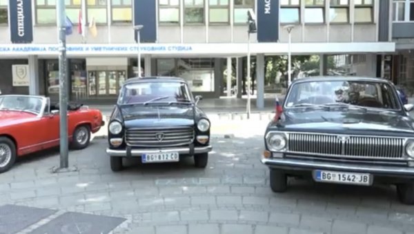 ШЕПУРЕ СЕ ОЛДТАЈМЕРИ: Смотра старих аутомобила на Звездари