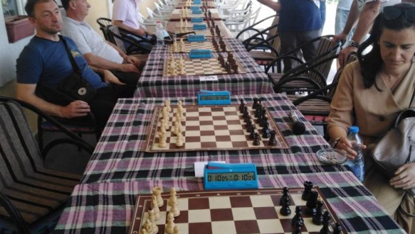 СЕЋАЊЕ НА ИСТАКНУТОГ СРБИНА СА КИМ: Меморијални Видовдански шаховски турнир у Грачаници (ФОТО)