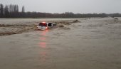ДЕСИЛО СЕ НАЈГОРЕ МОГУЋЕ Поплаве у Америци, људи се евакуишу