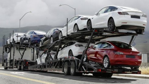 PROBLEMI U SOFTVERU: Tesla povlači skoro 12.000 vozila u SAD