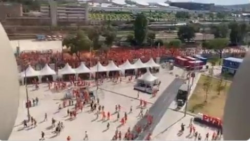 МАЂАРИ СТРОГО СПРОВОДЕ ПРАВИЛА: Хапсе навијаче на ЕУРО 2020 који носе заставе са дугиним бојама (ВИДЕО)