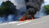 СТРАШНА СЦЕНА НА АУТО-ПУТУ МИЛОШ ВЕЛИКИ: Запалио се аутомобил код наплатне рампе Обреновац