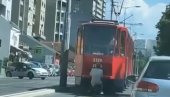 OVO SE NE VIĐA SVAKI DAN: Neverovatan prizor u Beogradu - zakačio se za tramvaj u pokretu (VIDEO)