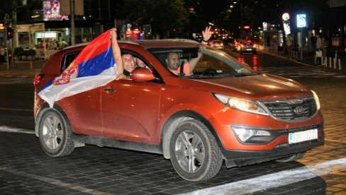 SLAVLJE NA ULICAMA BEOGRADA: Automobili okićeni srpskim zastavama zbog maestralne pobede srpskih košarkašica (FOTO/VIDEO)