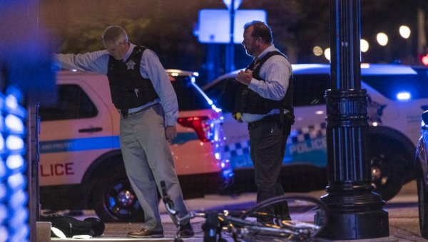 ПОНОВО ПУЦЊАВА У САД: Једна особа погинула, а 13 рањено у два напада у Чикагу (ФОТО)