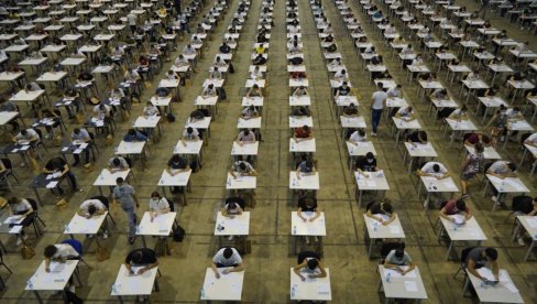 ПОЧИЊУ ПРИЈЕМНИ ИСПИТИ НА БЕОГРАДСКОМ И НОВОСАДСКОМ УНИВЕРЗИТЕТУ: На Сајму први полажу кандидати са ЕТФ