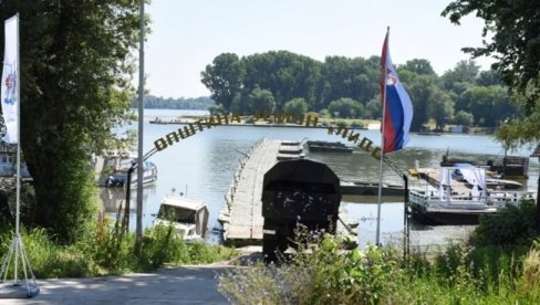 KUPANJE NA ZEMUNSKOM MORU OD PETKA: Vojska Srbije postavila pontonski most do plaže Lido