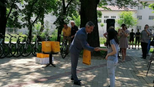 ЂАЦИМА ГЕНЕРАЦИЈЕ БИЦИКЛ И КЊИГЕ: Поводом Видовдана у Градском парку у Врању је организована свечаност за најбоље ученике