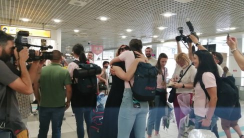 DIRLJIV SUSRET MAJKE I KĆERKE: Tina Krajišnik u zagrljaju roditelja (FOTO/VIDEO)