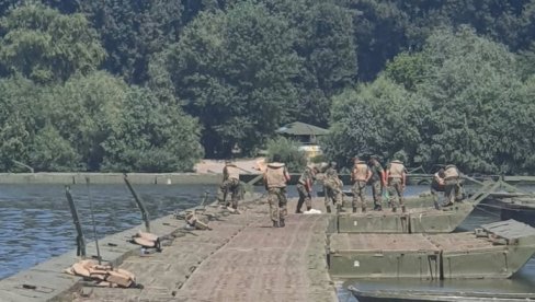 LIDO SPREMAN ZA POSETIOCE: Pripadnici Vojske Srbije postavili pontonski most preko Dunava, do Velikog ratnog ostrva