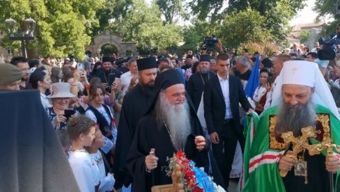 PATRIJARH STIGAO U KRUŠEVAC: Porfirija dočekao veliki broj građana ispred crkve Lazarice (VIDEO)