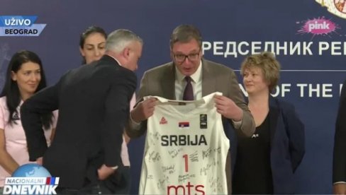 DRES SA BROJEM 1 ZA VUČIĆA: Zlatne košarkašice uručile poklon predsedniku Srbije (FOTO)