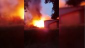 PLAMEN BUKTI, UZNEMIRENI GRAĐANI ČEKAJU VATROGASCE: Prvi snimci požara u Belim Vodama, gori deo prodavnice i livada! (FOTO+VIDEO)