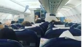СТЈУАРДЕСА ГОВОРОМ ИЗНЕНАДИЛА ПУТНИКЕ: Необична сцена у авиону - све је била представа (ВИДЕО)