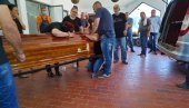POTRESNE SCENE U ALEKSINCU: Dopremljena tela mladića stradalih u Nemačkoj - majka Olivera se ne odvaja od Nikolinog sanduka (FOTO/VIDEO)